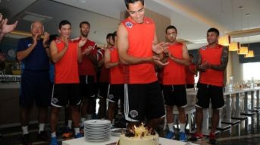 Kasımpaşa'da Scarıone'nin Doğum G&uuml;n&uuml; Kutlandı