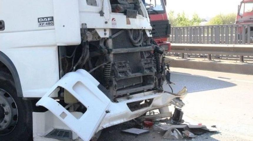 &Uuml;&ccedil; Tır, Bir Minib&uuml;s Ve Otomobil Birbirine Girdi