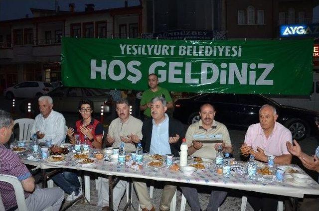 Yeşilyurt Belediyesi Gündüzbey’de Bin 500 Kişiye İftar Verdi