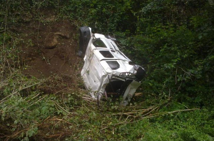 Rize'de Şarampole Yuvarlanan Kamyonetin S&uuml;r&uuml;c&uuml; Yaralandı