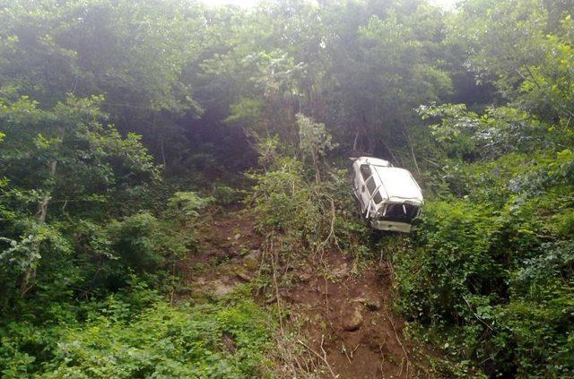 Rize de Şarampole Yuvarlanan Kamyonetin S&uuml;r&uuml;c&uuml; Yaralandı 1