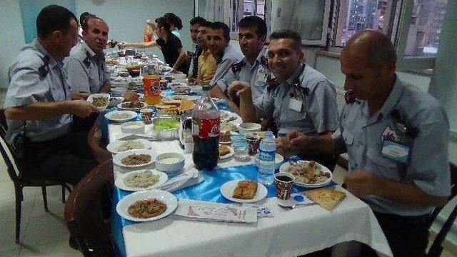 Başhekim S&ouml;nmez&rsquo;den Personeline İftar Yemeği 3