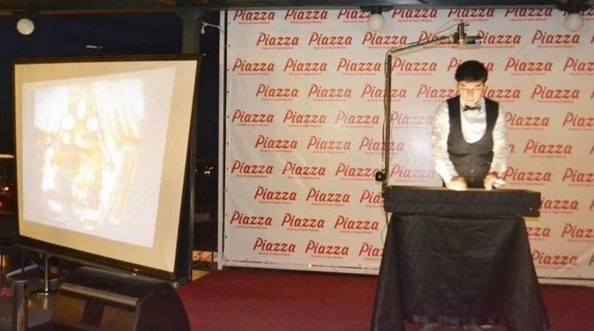 Kum Sanat&ccedil;ısı &Ccedil;elikdemir Piazza'da
