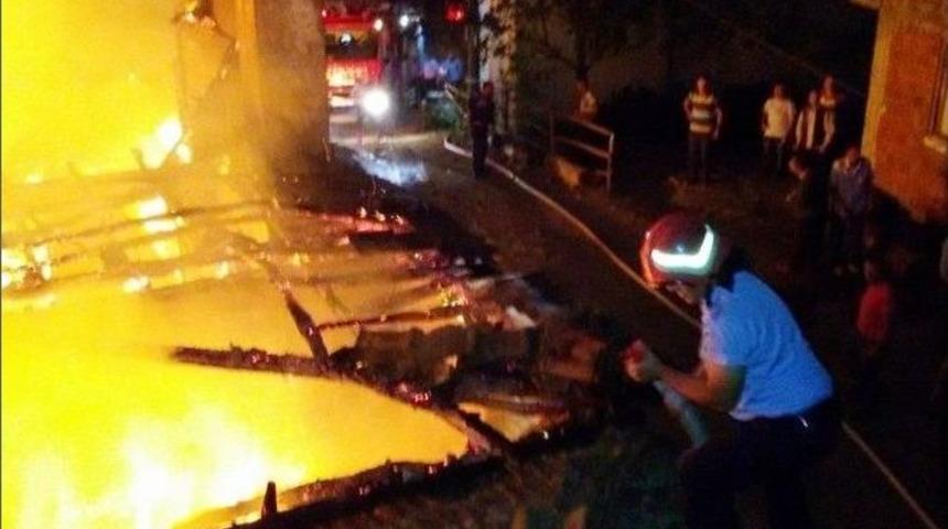 Fatsa'da &Ccedil;ıkan Yangında İki Ev K&uuml;l Oldu