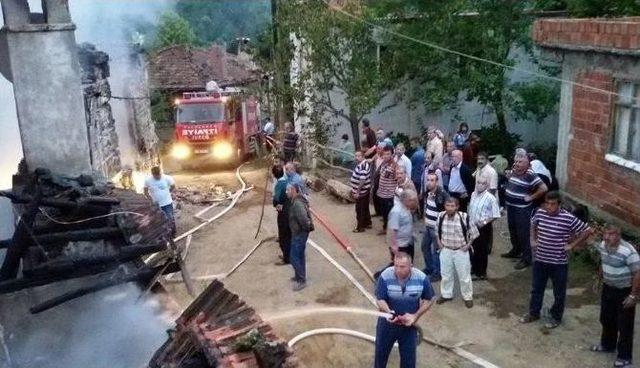 Fatsa da &Ccedil;ıkan Yangında İki Ev K&uuml;l Oldu 1