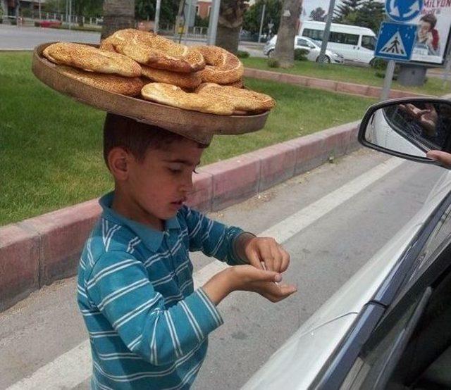 Bunaltan Sıcakta Simitçi Çocuğun Ekmek Mücadelesi