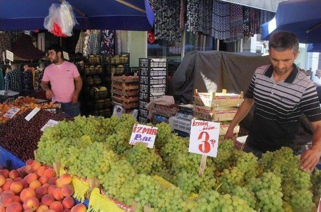 Yaz Meyveleri Pazarı Şenlendirdi