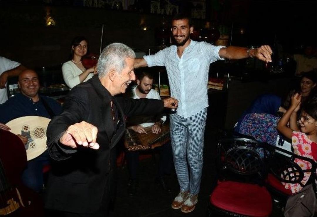 Samiha Şakir Huzurevi Sakinleri S&ouml;yledi, Mehmet Topal Vokal Yaptı