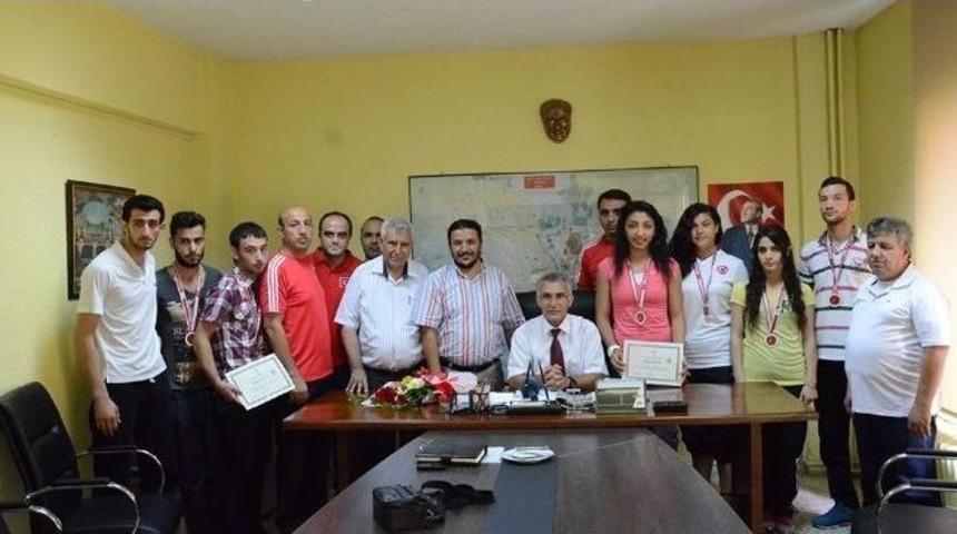 Hadi Şampiyon Sporcuları Kabul Etti