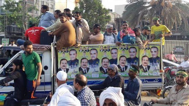 Pakistan'da iktidar savaşı sandığa taşınıyor