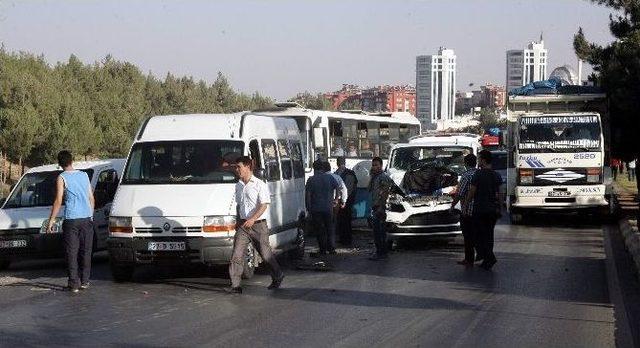 Gaziantep’te Zincirleme Trafik Kazası: 2 Yaralı