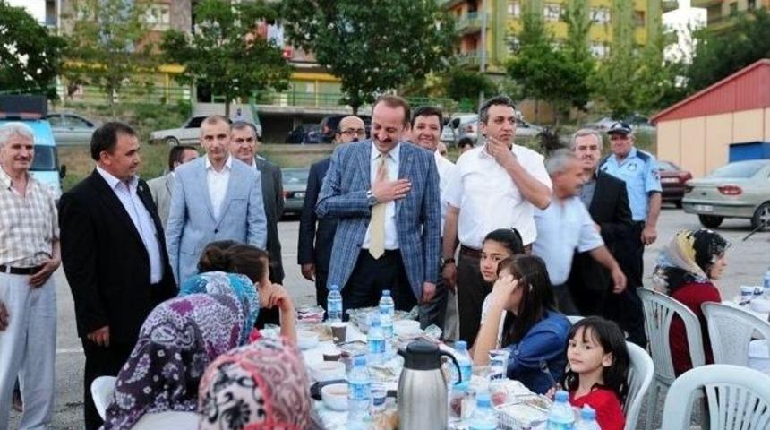 Mamak Belediye Başkanı Akg&uuml;l Vatandaşlarla İftarda Buluştu