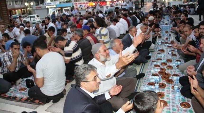 M&uuml;sl&uuml;man Kardeşler İnisiyatifi&rsquo;nden &Uuml;mmetle Dayanışma İftarı