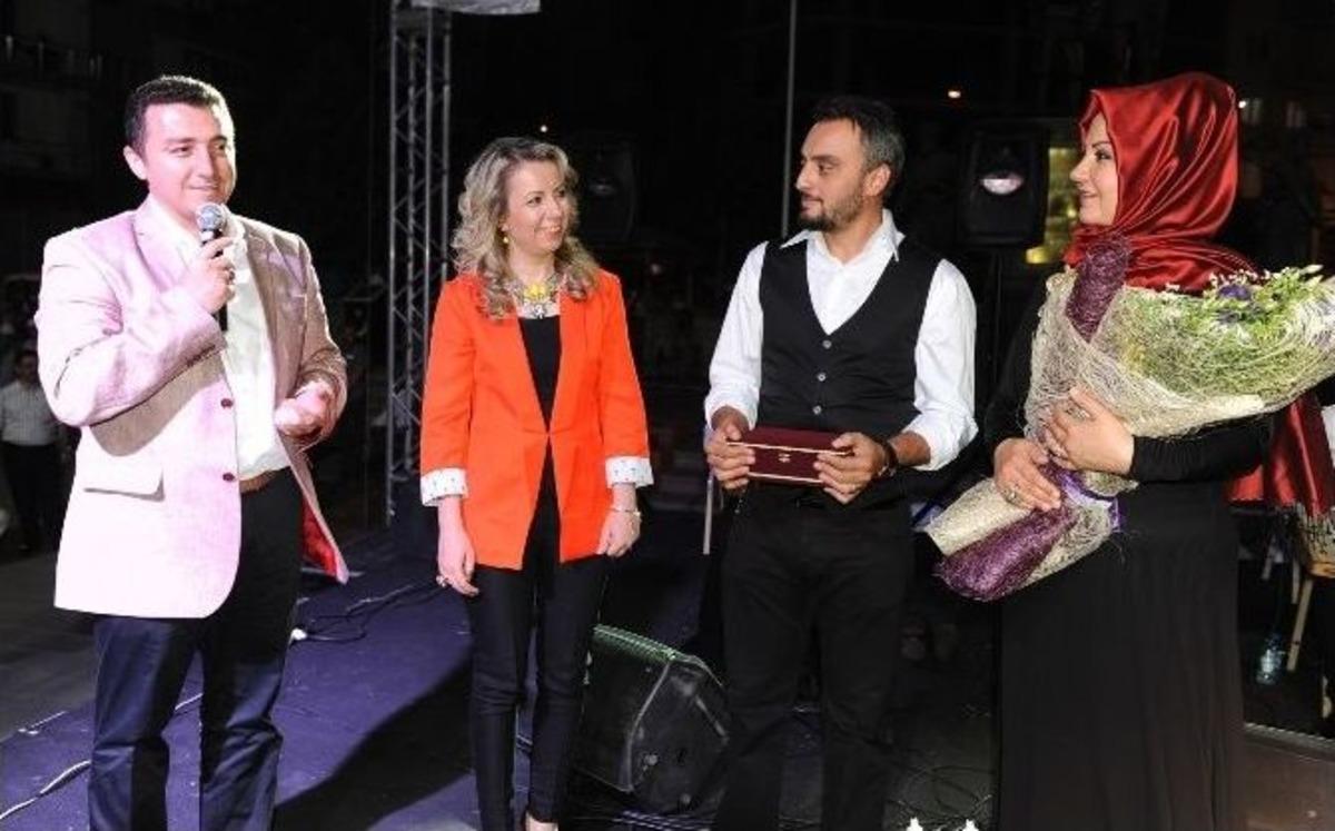 Boz&uuml;y&uuml;k&rsquo;te İkbal G&uuml;rpınar&rsquo;dan İlahi Ve S&ouml;yleşi Programı