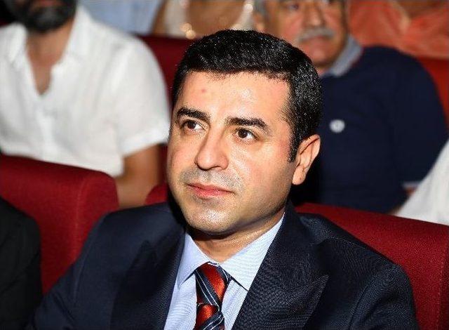 Demirtaş Salonda Berkin Elvan’ın Annesini Alkışlattı