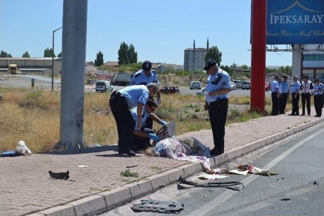 Zincirleme Trafik Kazası: 1 &Ouml;l&uuml;, 1 Yaralı