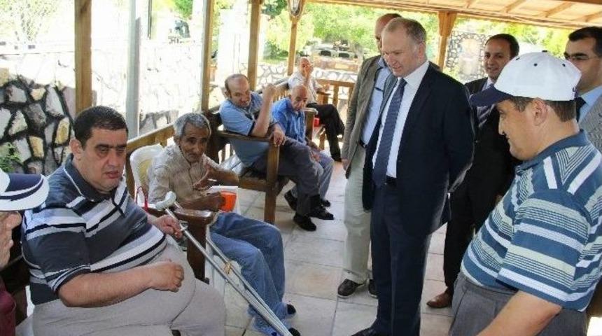 Vali Ceylan, Zihinsel Engelliler Bakım Ve Rehabilitasyon Merkezini Ziyaret Etti