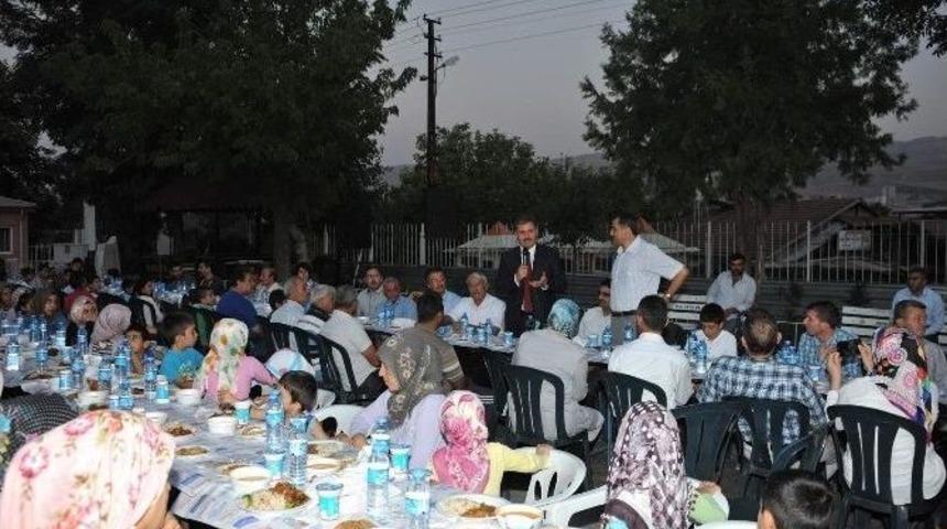 Başkan Ahmet &Ccedil;akır, İftarda &Ouml;ğrencilerle Buluştu
