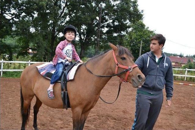 Engelli &Ouml;ğrencilerin At Binme Keyfi 1