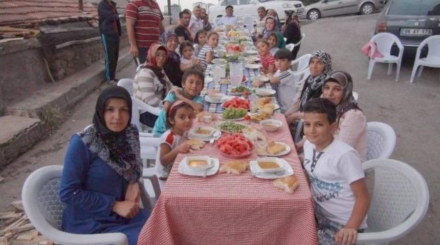 İftar Sofrası İle Komşuluk K&uuml;lt&uuml;r&uuml;ne Sahip &Ccedil;ıkıyorlar