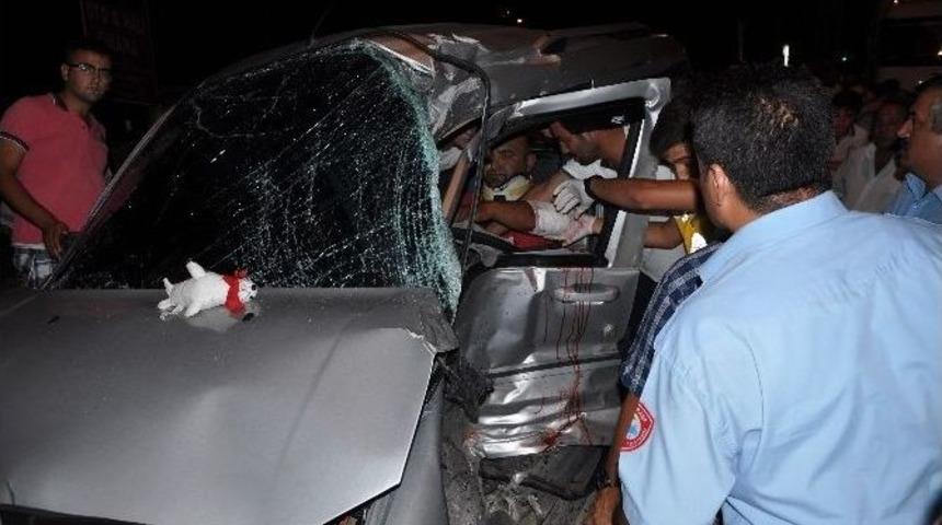 Kırmızı Işıkta Ge&ccedil;en Tır Otomobile &Ccedil;arptı