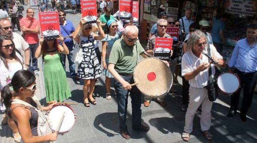Ak&uuml;n Ve Şinasi Sahnelerinin İhalesi Protesto Edildi