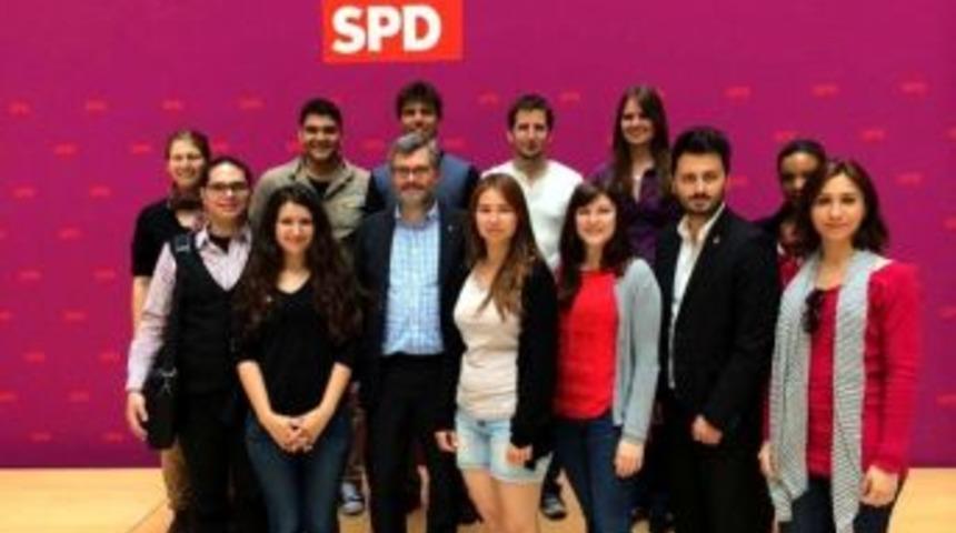 Fankfurt&rsquo;a Giden Chp&rsquo;li Gen&ccedil;ler Arasında Bir S&ouml;keli