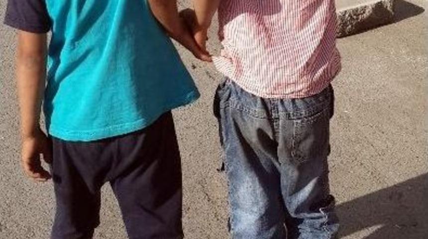 Ayakkabısız &Ccedil;ocuklar