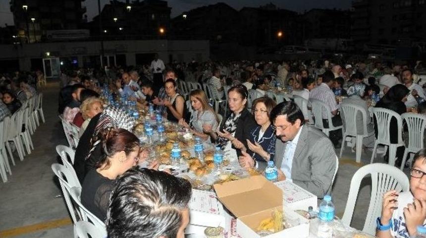 Ayvalı Kardeşler Mahallesi Sakinleri, İftarda Bir Araya Geldi