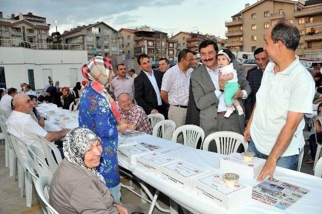 Ayvalı Kardeşler Mahallesi Sakinleri, İftarda Bir Araya Geldi