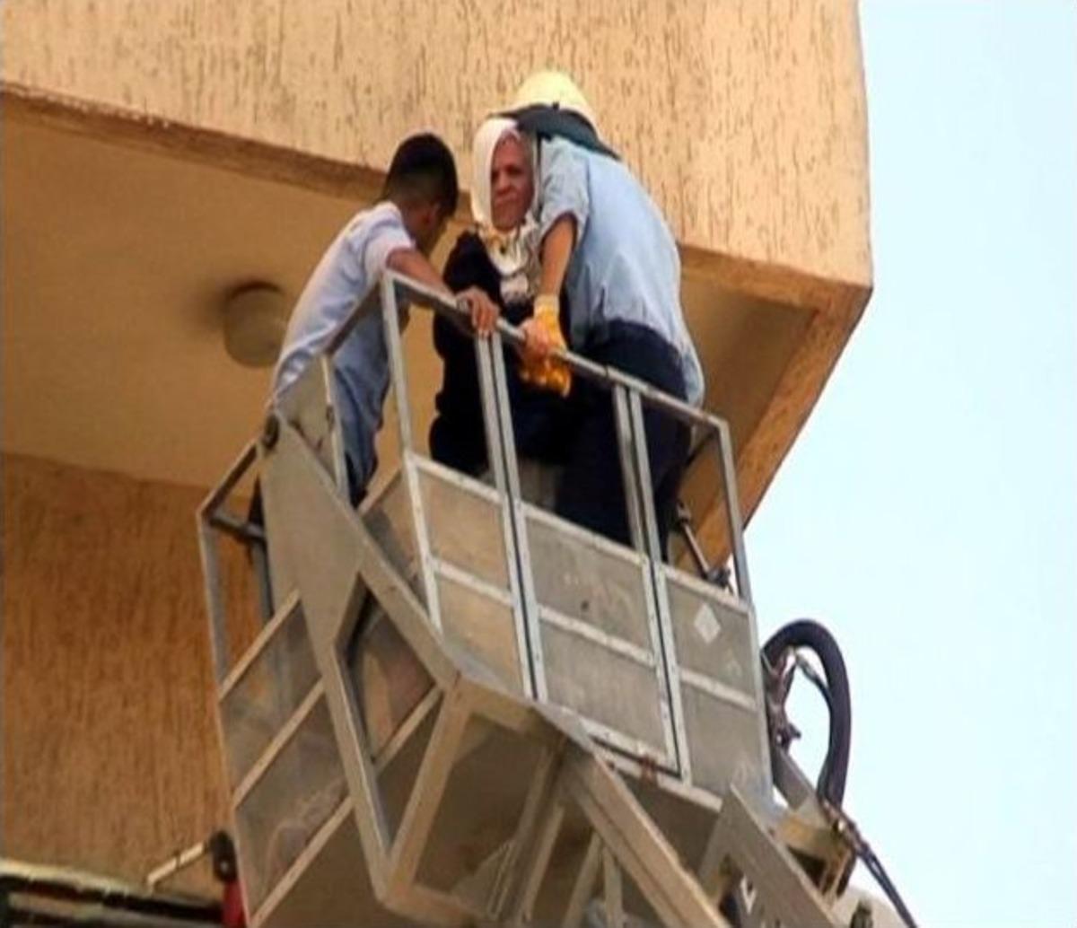 Yangında Mahsur Kalan Anne Ve Kızı İtfaiye Kurtardı