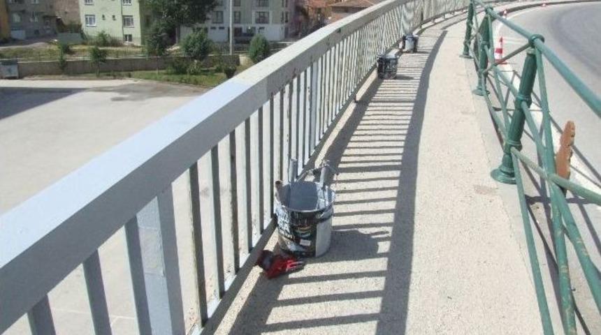 Basma K&ouml;pr&uuml;deki &Ccedil;irkinlikleri Makyajla &Ouml;rtmeye &Ccedil;alıştılar