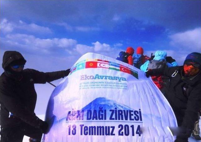 Ağrı Dağının Zirvesine &Ccedil;ıkan İlk T&uuml;rk Milletvekili 1