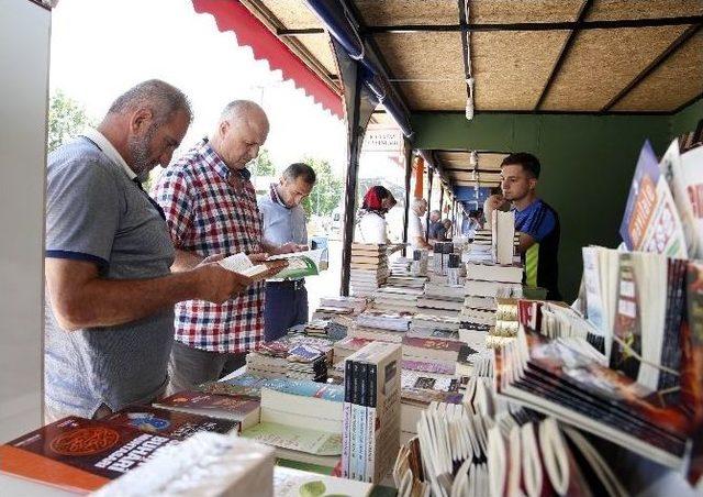 Sultangazi Kitap Fuarı'na Yoğun İlgi