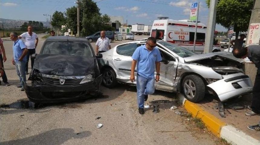 Otomobiller &Ccedil;arpıştı: &Uuml;&ccedil; Yaralı