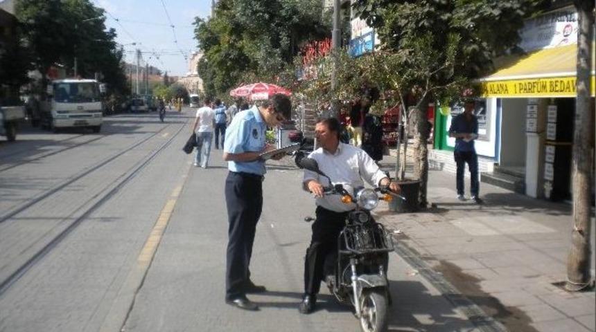 B&uuml;y&uuml;kşehir Belediyesi Zabıtalarından Yaya Yollarında Motorsiklet Kontrol&uuml;