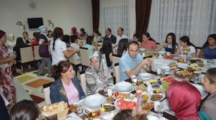 Vali G&uuml;naydın, Sevgi Evleri&rsquo;nde İftar A&ccedil;tı