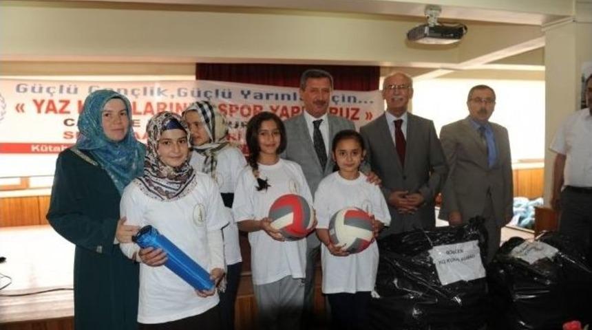 Yaz Kur&rsquo;an Kursları &Ouml;ğrencilerine Spor Malzemesi