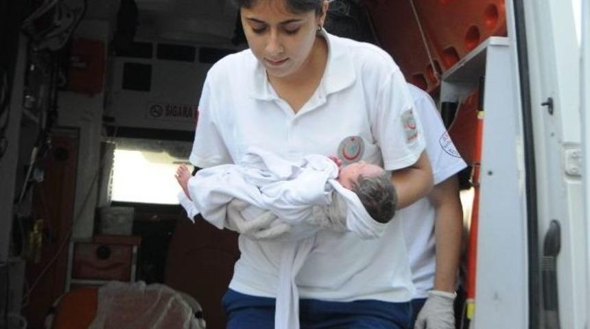 İki &Ccedil;&ouml;p Konteyneri Arasında Bebek Bulundu