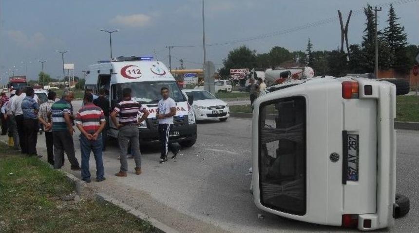 Minib&uuml;s Yan Yattı İki Kişi Yaralandı