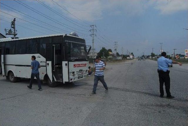 Minib&uuml;s Yan Yattı İki Kişi Yaralandı 1