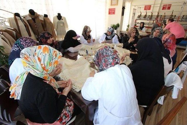 Ehram Dokumayı &Ouml;ğrendi, Sertifikalarını Aldılar 1