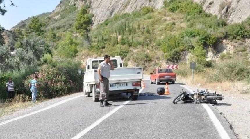Kamyonet Motosikletle &Ccedil;arpıştı: 1 Yaralı