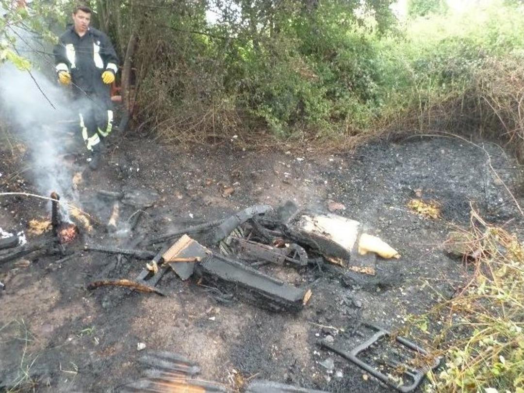 Tinercilerin Mesken Tuttuğu Yer Yanarak K&uuml;l Oldu