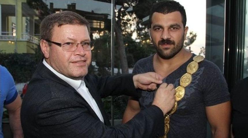 G&uuml;reş Ağasından Kırkpınar Başpehlivanı Fatih Atlı'ya &Ouml;d&uuml;l