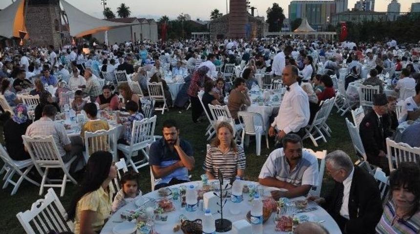 İzmir B&uuml;y&uuml;kşehir Belediyesi, Şehit Yakınlarına Ve Gazilere İftar Verdi