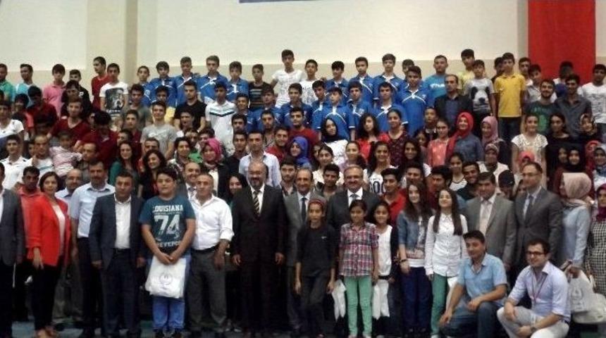 Vali, İftar Yemeğinde Gen&ccedil;lerin Nabzını Tuttu