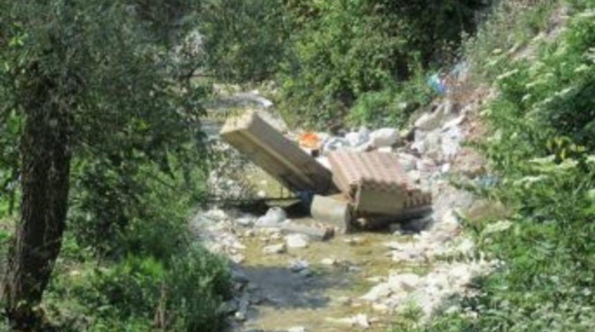 Çöplerle Dereleri dolduruyoruz