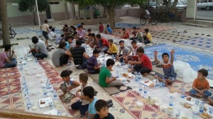 Cami Bah&ccedil;esinde İftar