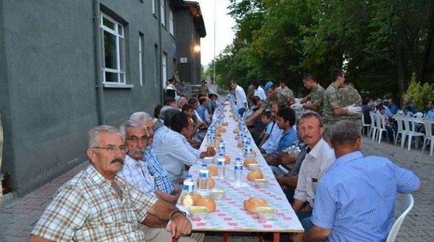 Şehit Ve Gazi Yakınlarına İftar Verildi